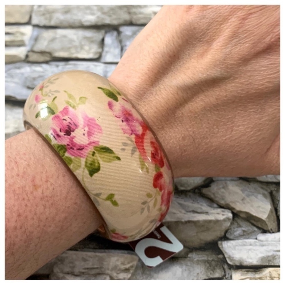 Vintage Y2K NWT Forever 21 Rose Flower Lucite Acrylic Wooden Bangle Bracelet NOS - Picture 4 of 4